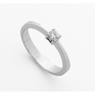 Solitario en oro blanco con diamante talla brillante con un peso total de 0,15 cts. aprox.