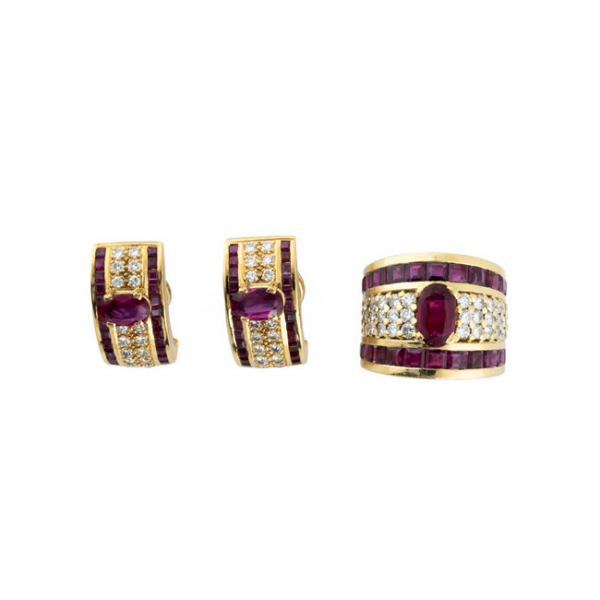Excelente conjunto de alta joyería, años 80, en sólida montura de oro amarillo de sortija ancha y pendiente con bellos rubíes naturales 