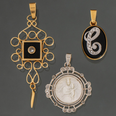 Conjunto de tres colgantes en oro amarillo de 18kt y oro blanco con medalla de la Virgen en nácar y esmalte negro.