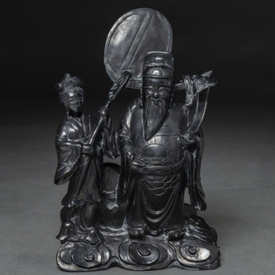 &quot;Sabio de la Antigüedad con Dama&quot; Figura realizada en piedra tallada de azabache. Trabajo Chino, Siglo XX