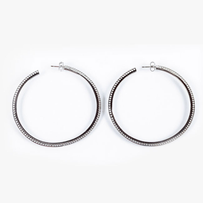 Grandes pendientes criollas de aro en oro blanco 18 K, decorados en fila de limpios y blancos diamantitos talla brillante (110 bts: 0.60 ct aprox., caracter&iacute;sticas estimadas: color H, pureza VS).