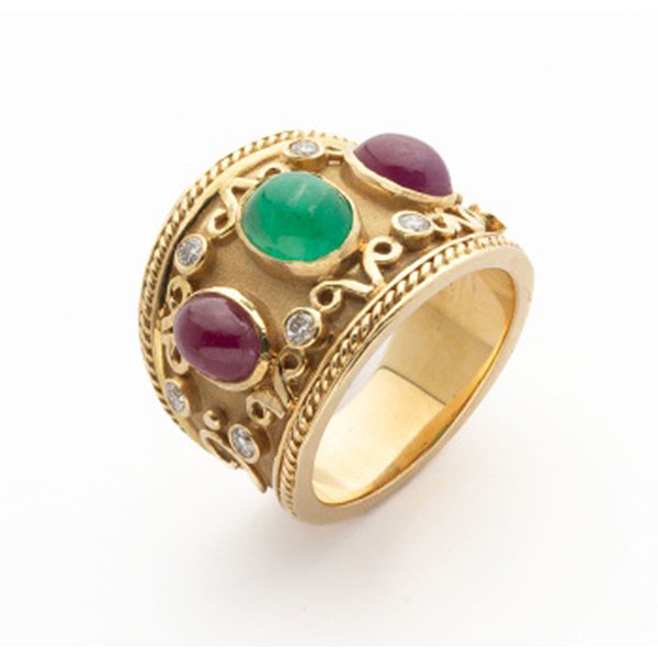 Sortija en oro amarillo con esmeralda , 2 rubíes cabujón, decoración de cordón y 8 diamantes talla brillante.