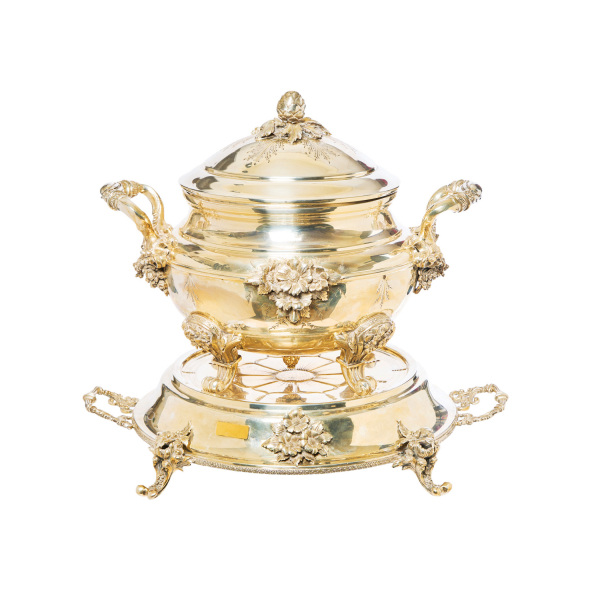 Sopera con plateau o presentador en plata punzonada 925 profusamente decorada , s.XX. 