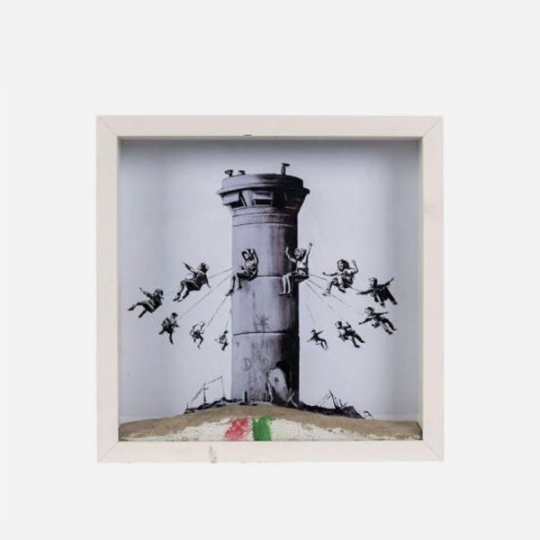 Banksy. &quot;The Walled off Hotel (Box Set) (2017)&quot;. Múltiple. Litografía y fragmento de muro policromado. Numerado al dorso (946).