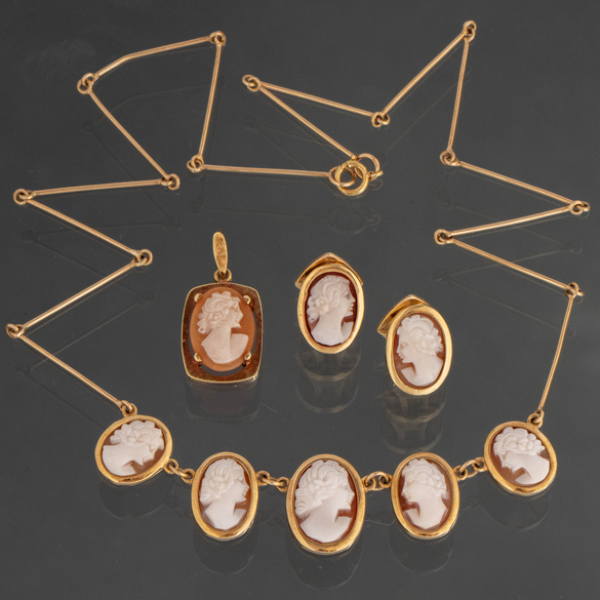 Conjunto de gargantilla, pareja de pendientes y colgante en oro amarillo de 18kt y camafeos en ágata.