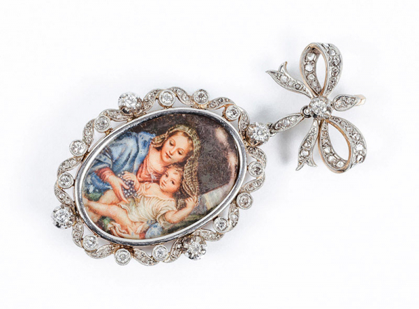 Delicada medalla colgante antigua con miniatura de Virgen con Niño