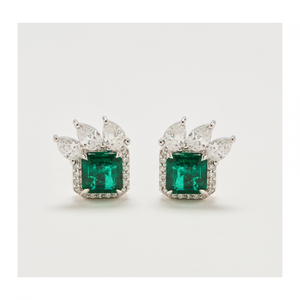 Pendientes en oro blanco con esmeralda de Zambia talla octogonal orlada y coronada por diamantes tallas brillante y perilla 