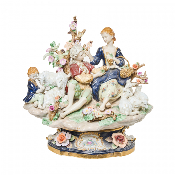 Escena bucólico pastoril. Gran grupo en porcelana francesa de Sèvres esmaltada con ribeteados al oro fino, s.XIX.