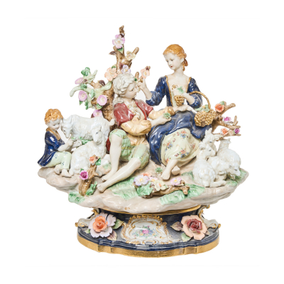 Escena bucólico pastoril. Gran grupo en porcelana francesa de Sèvres esmaltada con ribeteados al oro fino, s.XIX.