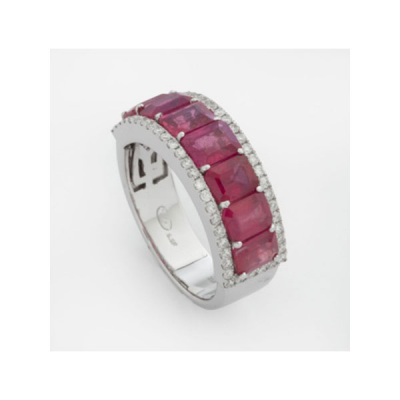 Sortija en oro blanco con 7 rubies centrales y diamantes talla brillante alrededor con un peso total de 0,40 cts. aprox.
