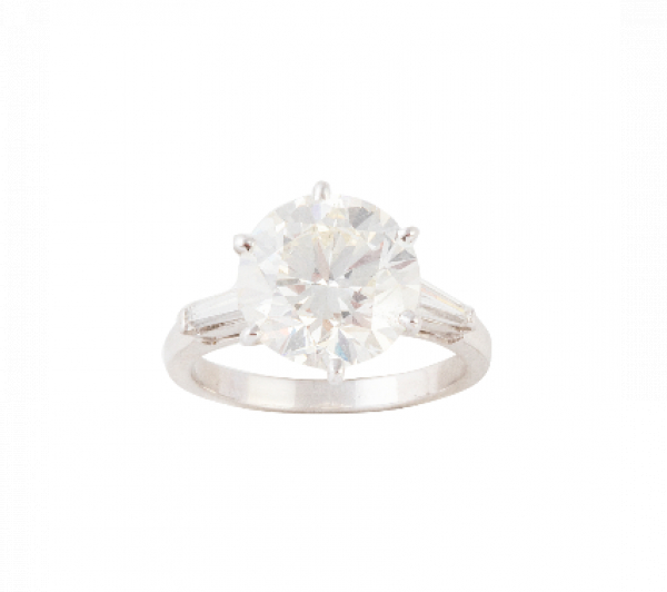 Sortija solitario con brillante de 4,28 ct, color estimado L, y grado de pureza estimada VS2.   En oro blanco de 18 K.
