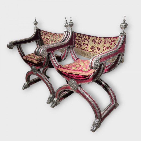 Excepcional pareja de sillones (Jamugas) coloniales mexicanos del siglo XVIII.   Exquisitamente elaborados en plata, seda y terciopelo rojo.