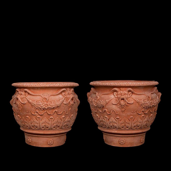 Pareja de jarrones decorados con faunos, terracota Impruneta, finales del siglo XX Perfectas condiciones.