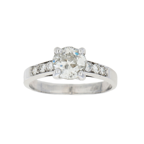 Sortija en oro blanco con diamante central talla brillante antigua y brazos de diamantes talla brillante.