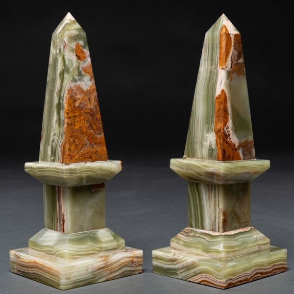 Pareja de obeliscos realizados en ónix verde, Siglo XX
