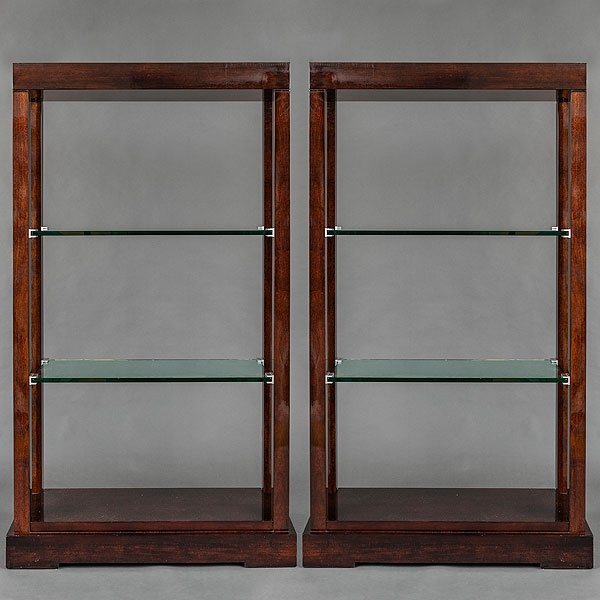 Conjunto de dos vitrinas en madera lacada