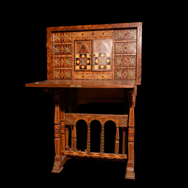 Bargue&ntilde;o Neo Mud&eacute;jar Hispano Morisco de Talavera, con marqueter&iacute;a del siglo XIX.