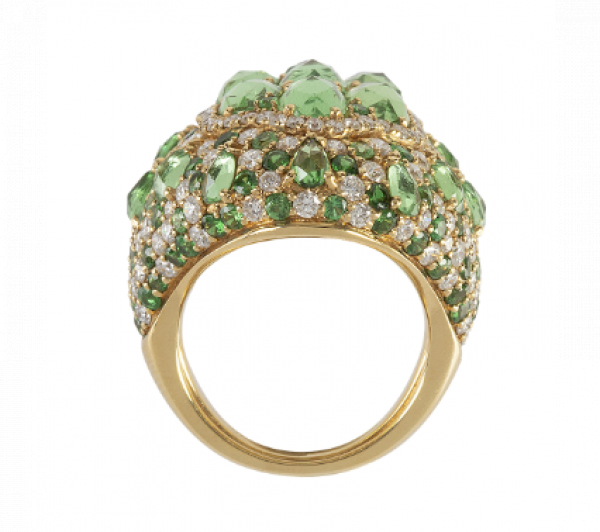 Sortija lanzadera de tsavoritas de talla oval fantasía y brillantes en diseño de gran óvalo bombée. 