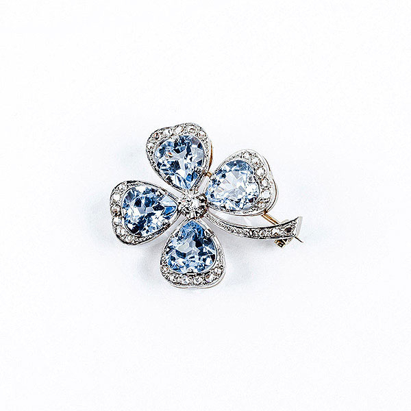 Alfiler vintage en forma de 'trébol de cuatro hojas', en oro amarillo con topacios azules y diamantes