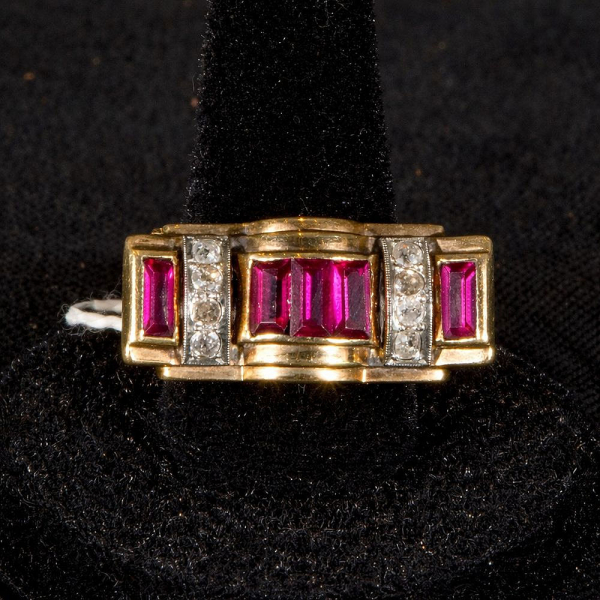 Sortija chevalier en oro amarillo de 18 k con rub&iacute;es en pav&eacute; y diamantes talla brillante.