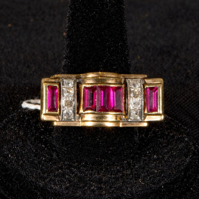 Sortija chevalier en oro amarillo de 18 k con rub&iacute;es en pav&eacute; y diamantes talla brillante.