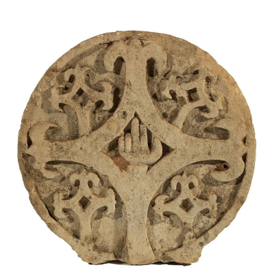 Importante estela funeraria medieval en piedra caliza del siglo XII - XIII.