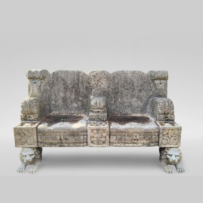 Importante banco de m&aacute;rmol con decoraci&oacute;n de tritones y leones de soporte, Italia, siglo XIX. 