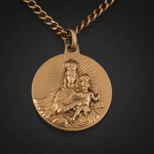 Cadena de eslabones y medalla de la Virgen con el niño en oro amarillo de 18 kt.