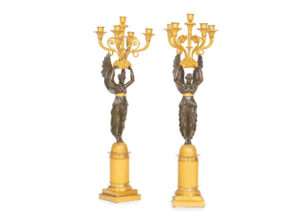 Pareja de candelabros imperio de bronce dorado y pavonado con cariátides sustentando cinco brazos de luz. Trabajo francés, (1804-1814).