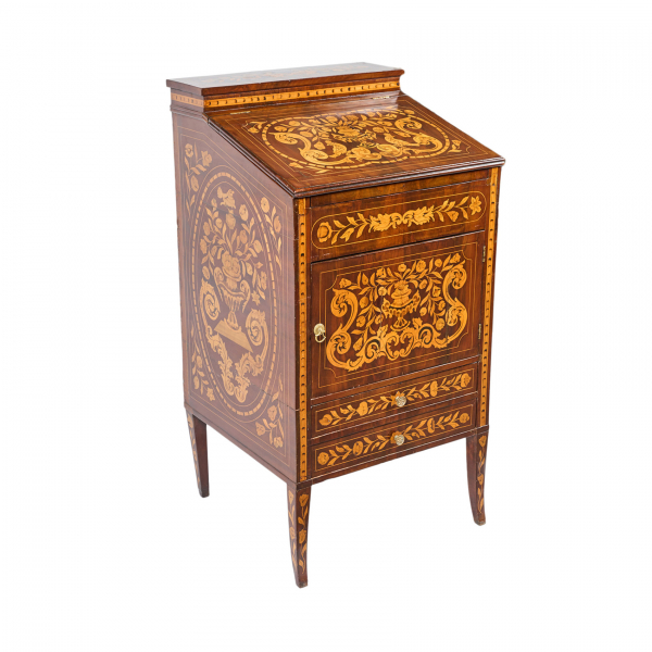 Mueble tocador en madera de caoba con profusa decoración de marqueterías en limoncillo con motivos vegetales y florales, ppios. del s.XX.