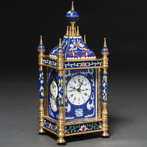 Reloj de sobremesa de forma arquitectónica en esmalte cloisonné y metal dorado del siglo XX