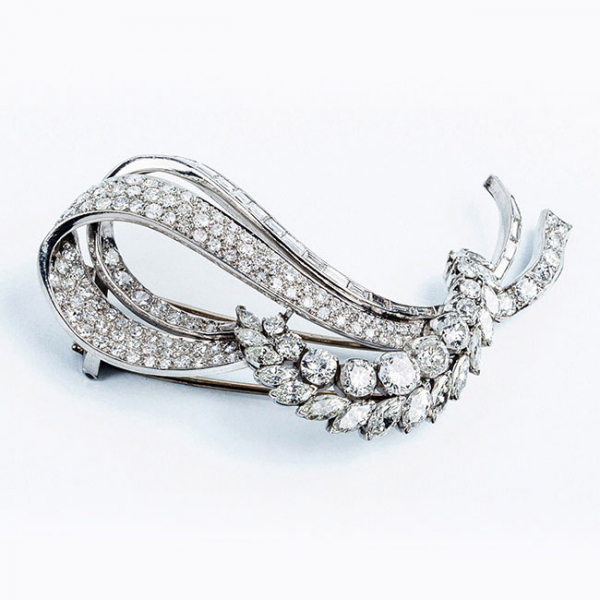 Elegante broche-alfiler vintage, años 40-50, de alta joyería en platino u oro blanco, formando una lazada con una espiga, y cuajado de limpios y blancos diamantes 