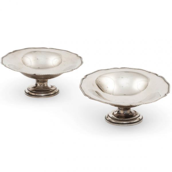 Conjunto de dos fruteros en plata española y punzonada del siglo XX.