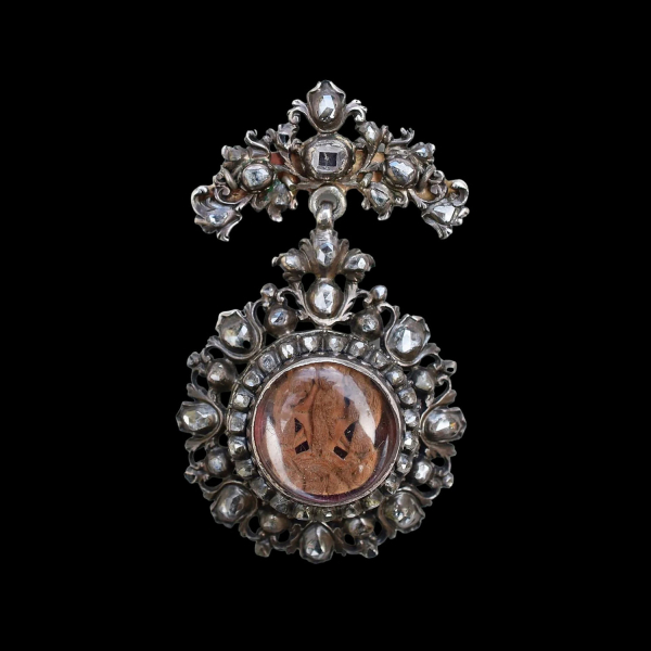 Exquisito colgante devocional adornado con diamantes y con una microescultura. España, c.1700.