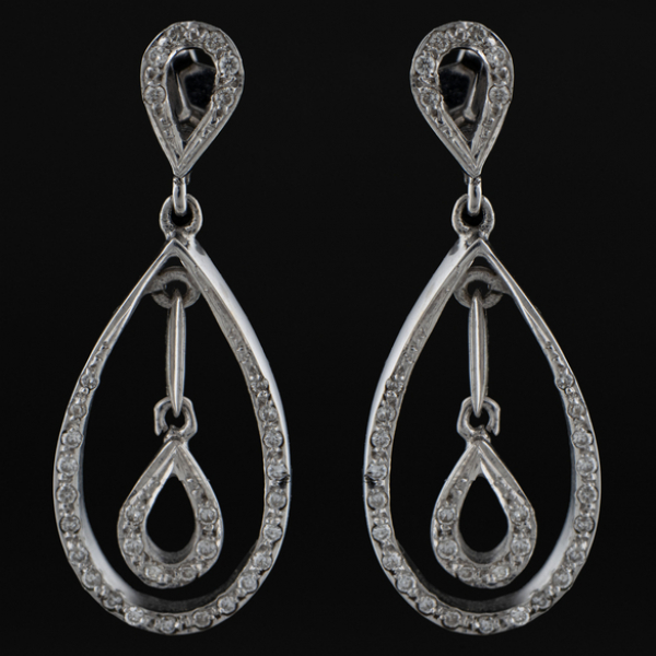 Pendientes largos en oro blanco de 18 kt con brillantes