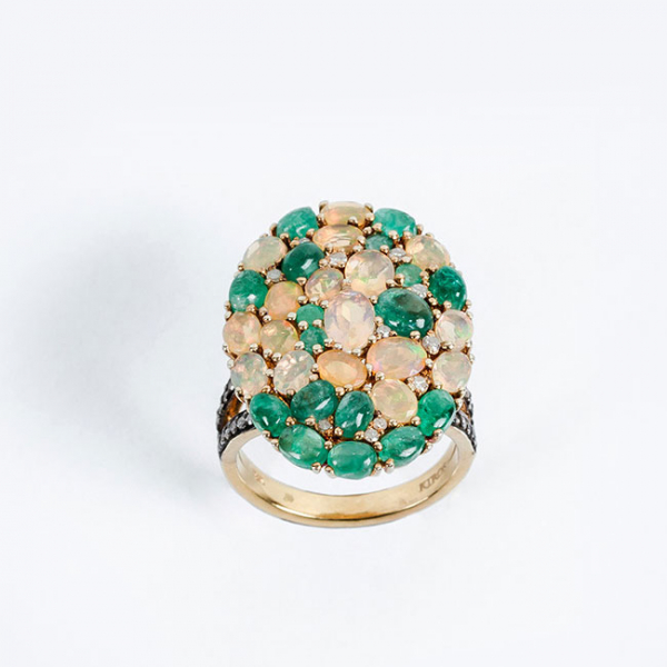 Bella sortija lanzadera en oro amarillo 18 K con pav&eacute; de esmeraldas naturales y &oacute;palos con blancos diamantitos 