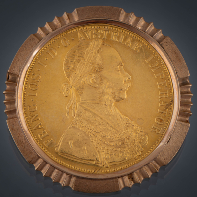 Broche con moneda de cuatro ducados del Emperador de Austria Francisco Jos&eacute; I en oro de 22kt con orla de oro amarillo de 18 kt