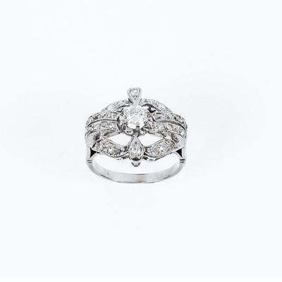 Bella sortija de época &#039;art-decó&#039;, en platino, con un blanco diamante central, talla brillante