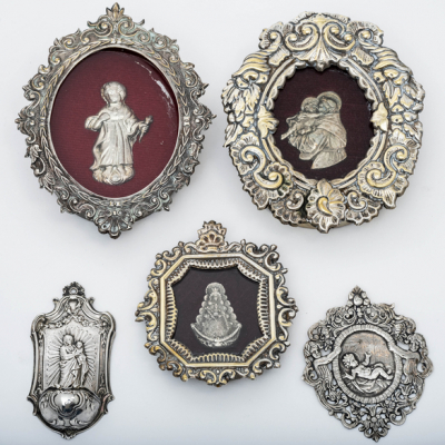 Conjunto de tres relicarios , medallas y aguabenditera en plata española del siglo XX