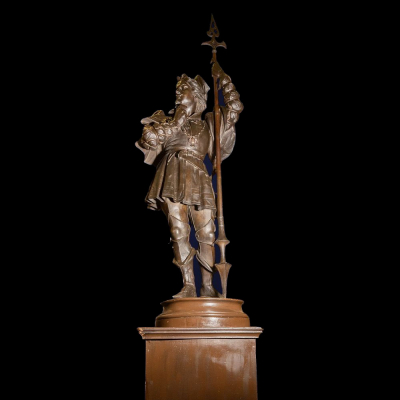 Monumental escultura de "Guarda Suizo" en metal dorado y patinado, siglo XIX-XX.
