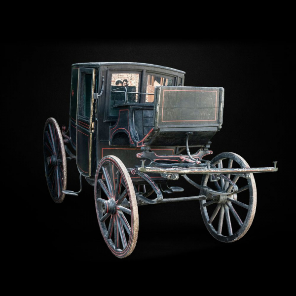 Coche de caballo tipo coupé para dos personas y cochero, siglo XIX.    Madera lacada, hierro, vidrio y tapicería textil. 