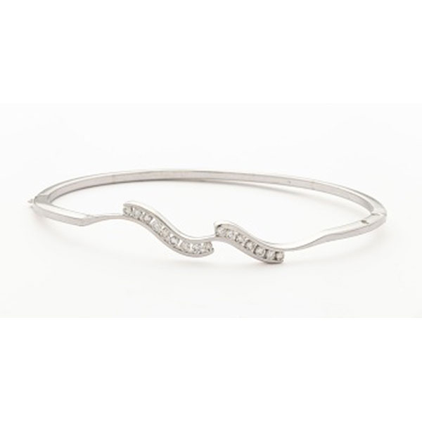 Pulsera rígida en oro blanco con diamantes talla brillante con un peso total de 0,40 cts. aprox.  representando olas.