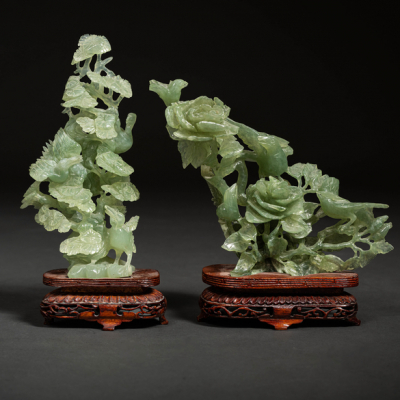 &quot;Pájaros&quot; Conjunto de dos figuras en jade verde tallado. Trabajo Chino, Siglo XX.