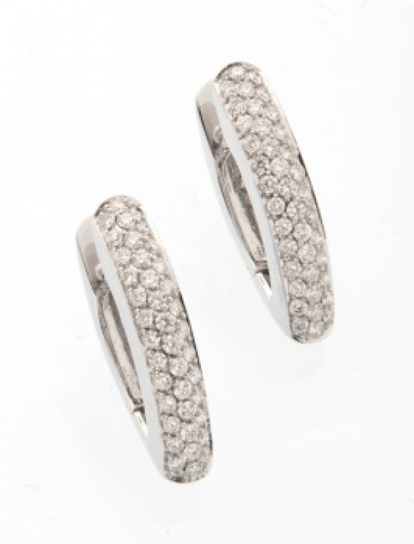 Pendientes de aro en oro blanco con cuajado de diamantes talla brillante