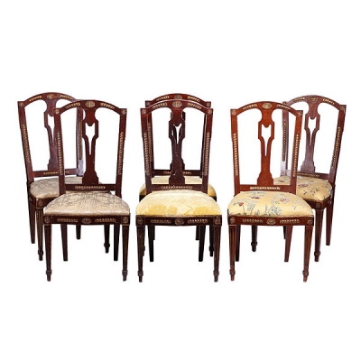 Seis sillas estilo Carlos IV con talla dorada
