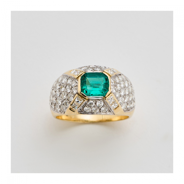 Sortija en oro con frente de diamantes talla brillante y esmeralda central de Muzo ( Colombia ) talla octogonal.