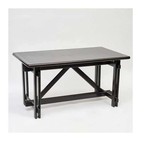 Federico Correa (Barcelona, 1924-2020) y Alfonso Milà (Barcelona, 1924-2009) para Gres.  Mesa modelo «Reno» en madera de ukola barnizada con sobre en símil piel. Frente con dos cajones en cintura, c.1960.
