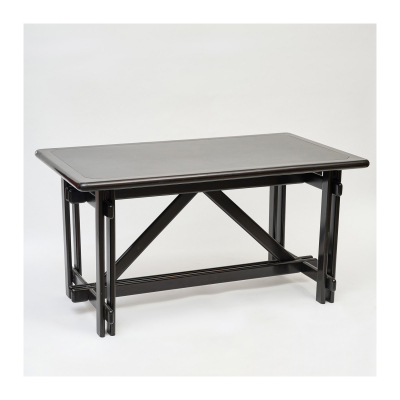 Federico Correa (Barcelona, 1924-2020) y Alfonso Milà (Barcelona, 1924-2009) para Gres.  Mesa modelo «Reno» en madera de ukola barnizada con sobre en símil piel. Frente con dos cajones en cintura, c.1960.