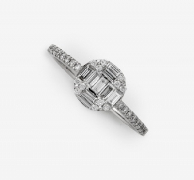 Sortija en oro blanco con cuajado de diamantes talla baguette central y diamantes  