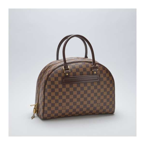 LOUIS VUITTON. Bolso modelo «Nolita Damier» en lona y piel de tonalidades marrones con cierre de cremallera y candado con dos llaves. Nuevo a estrenar.